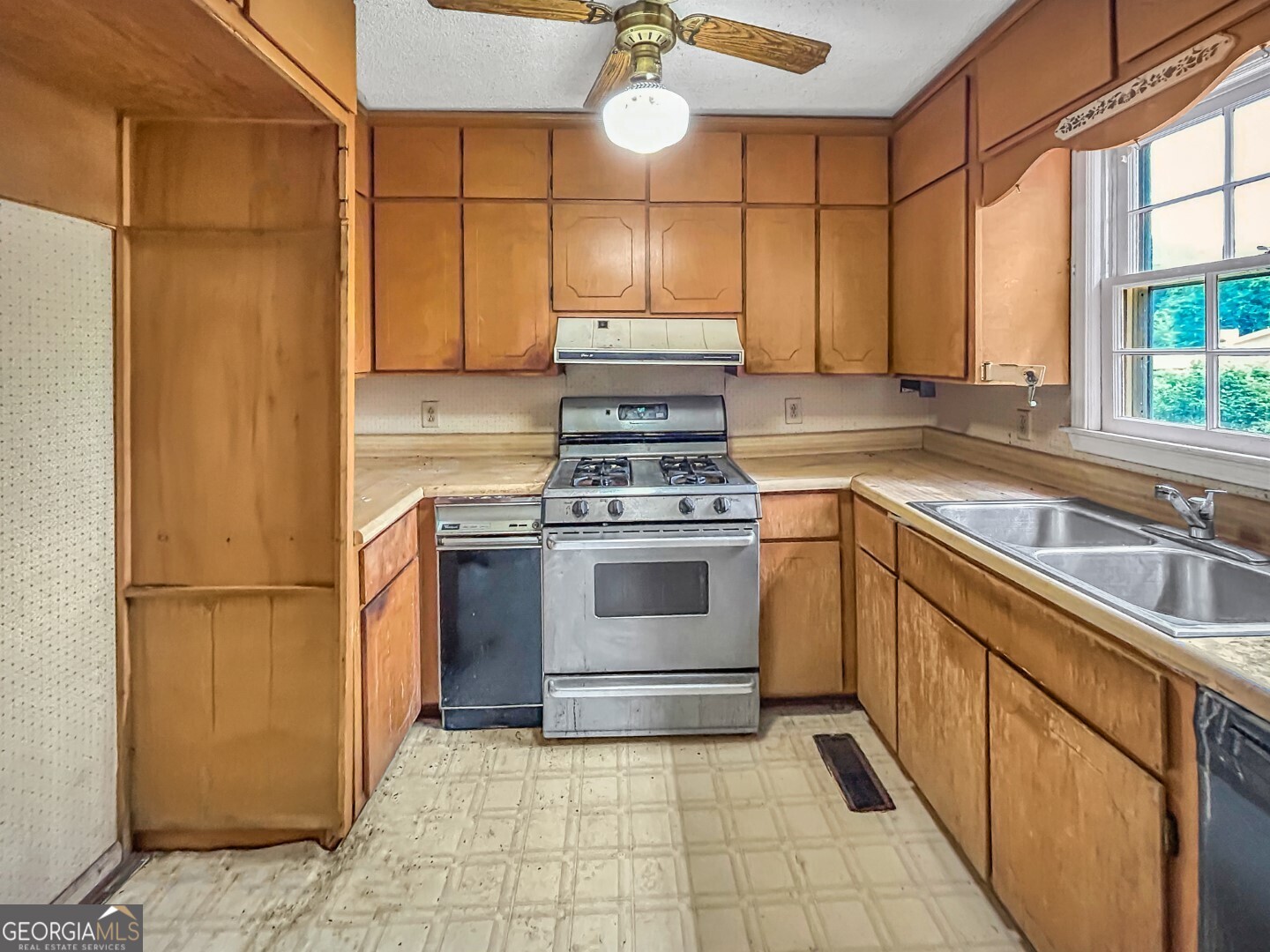 411 Edgewater Circle Property Photo 17