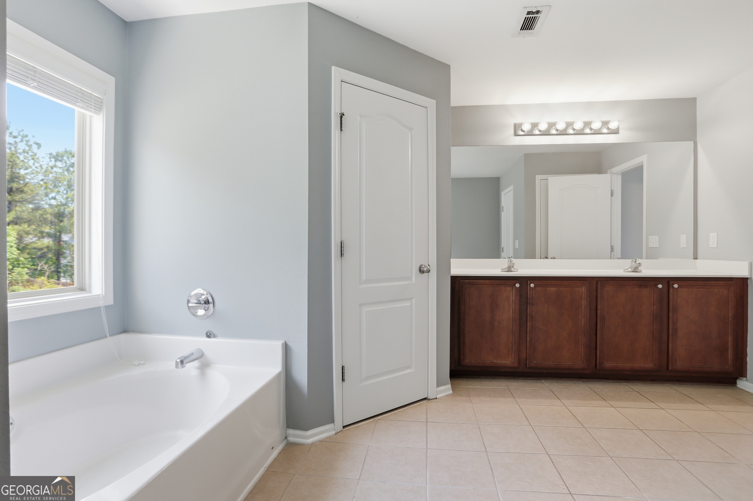 9518 Rushmore Circle Property Photo 6