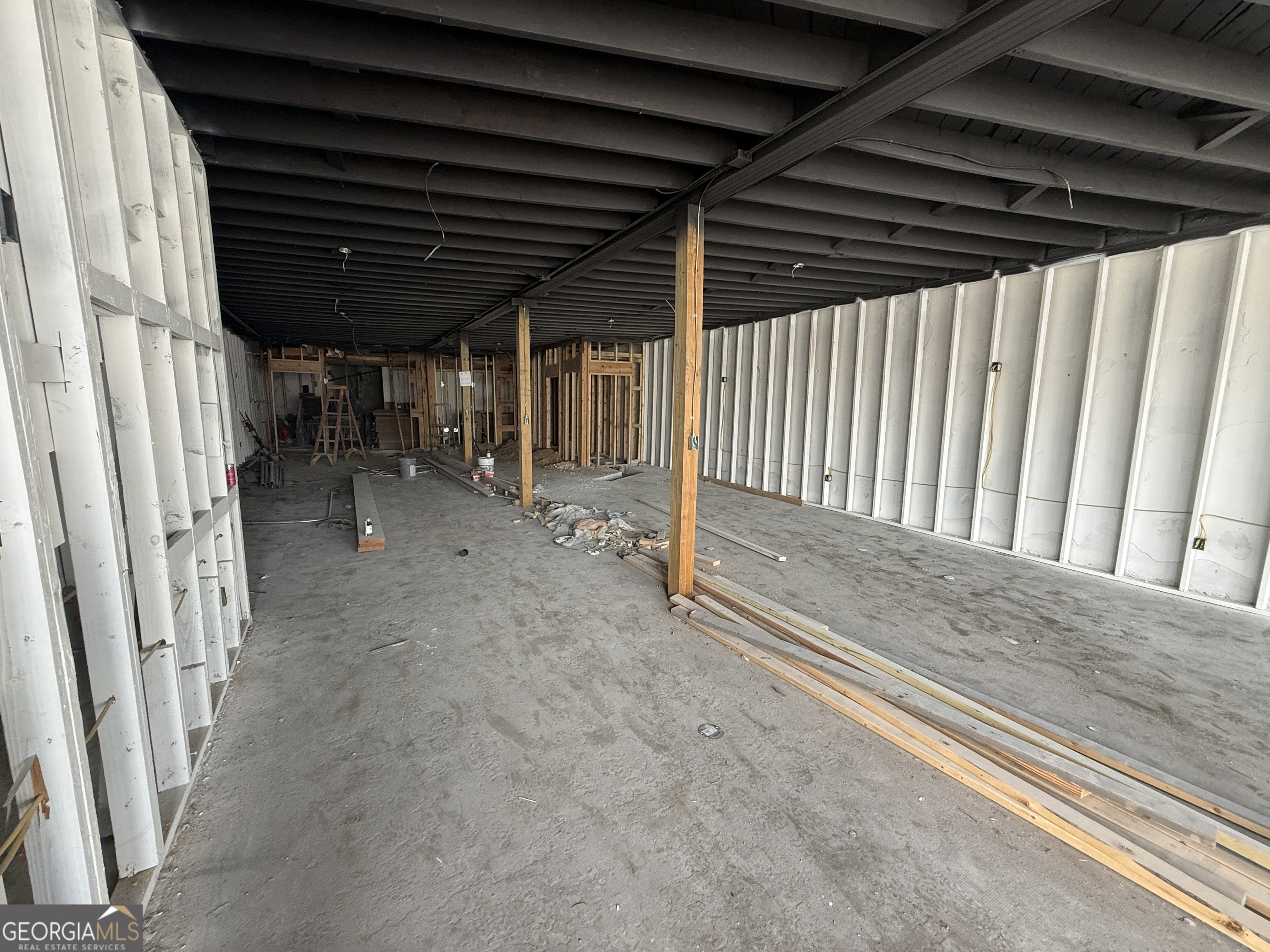 114 S Commercial Circle Property Photo 1