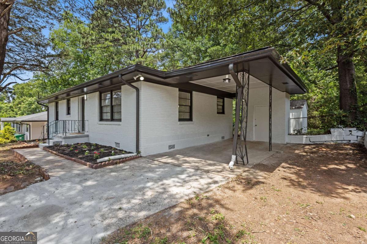 1673 Flintwood Drive Se Property Photo 3