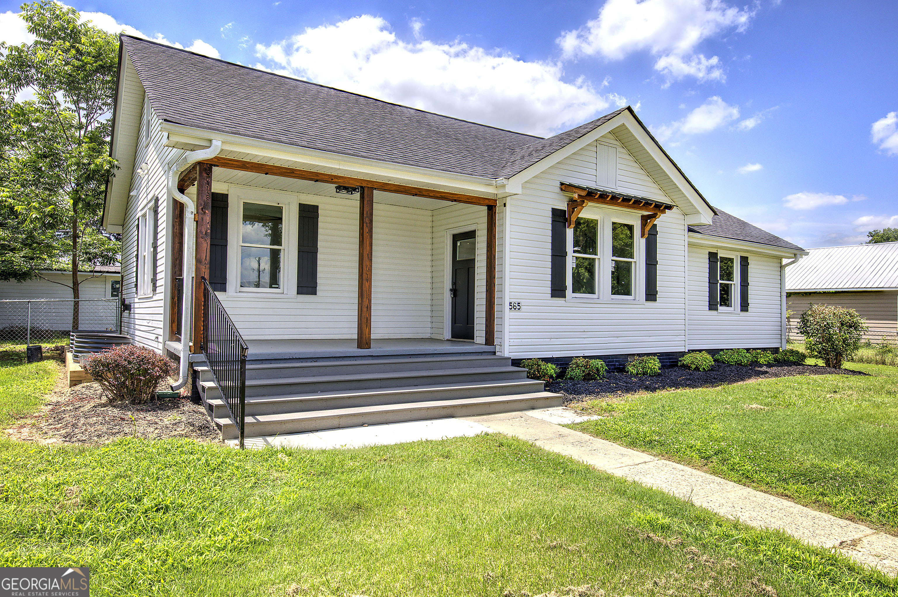 565 Lane Street Property Photo 2
