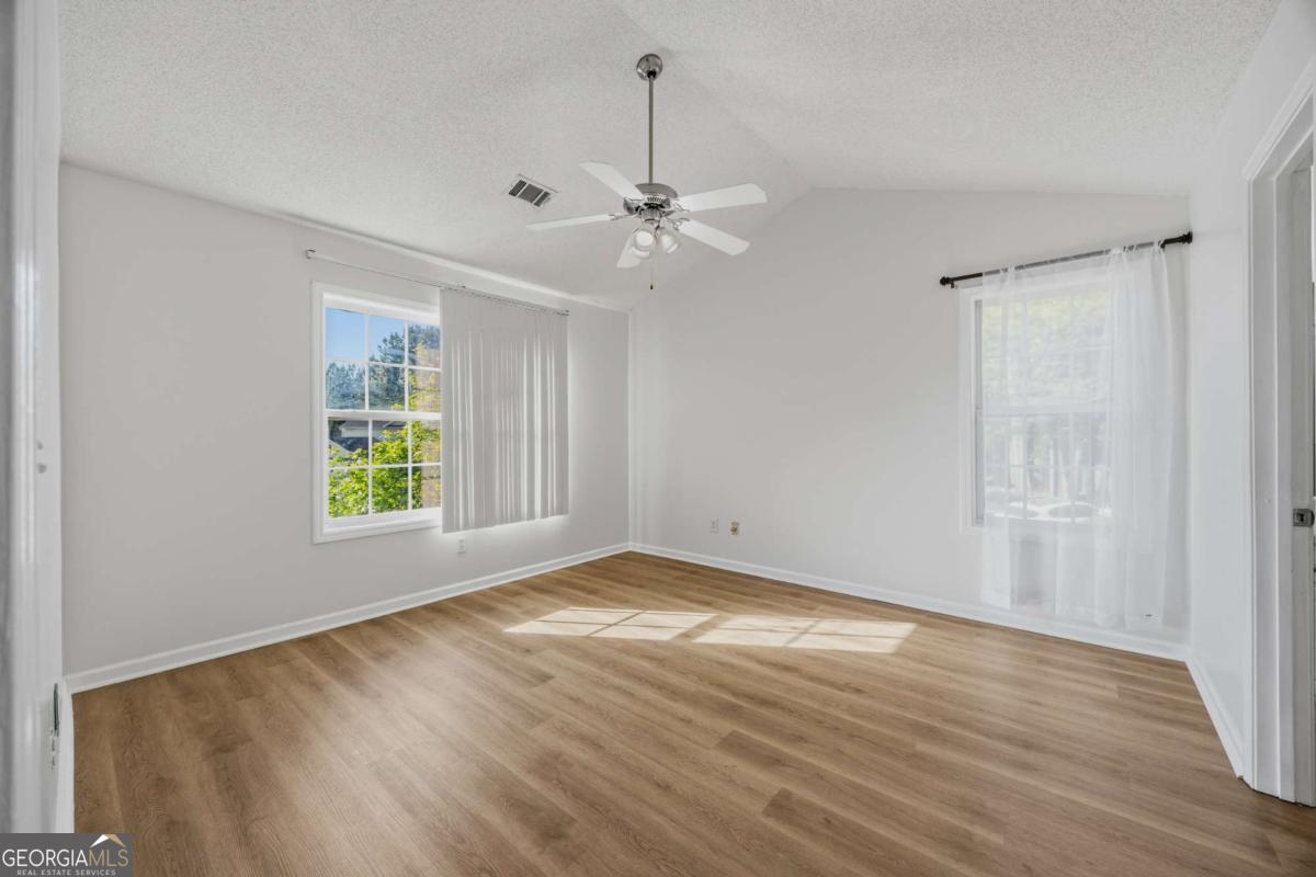 1094 Cliftwood Drive Property Photo 3