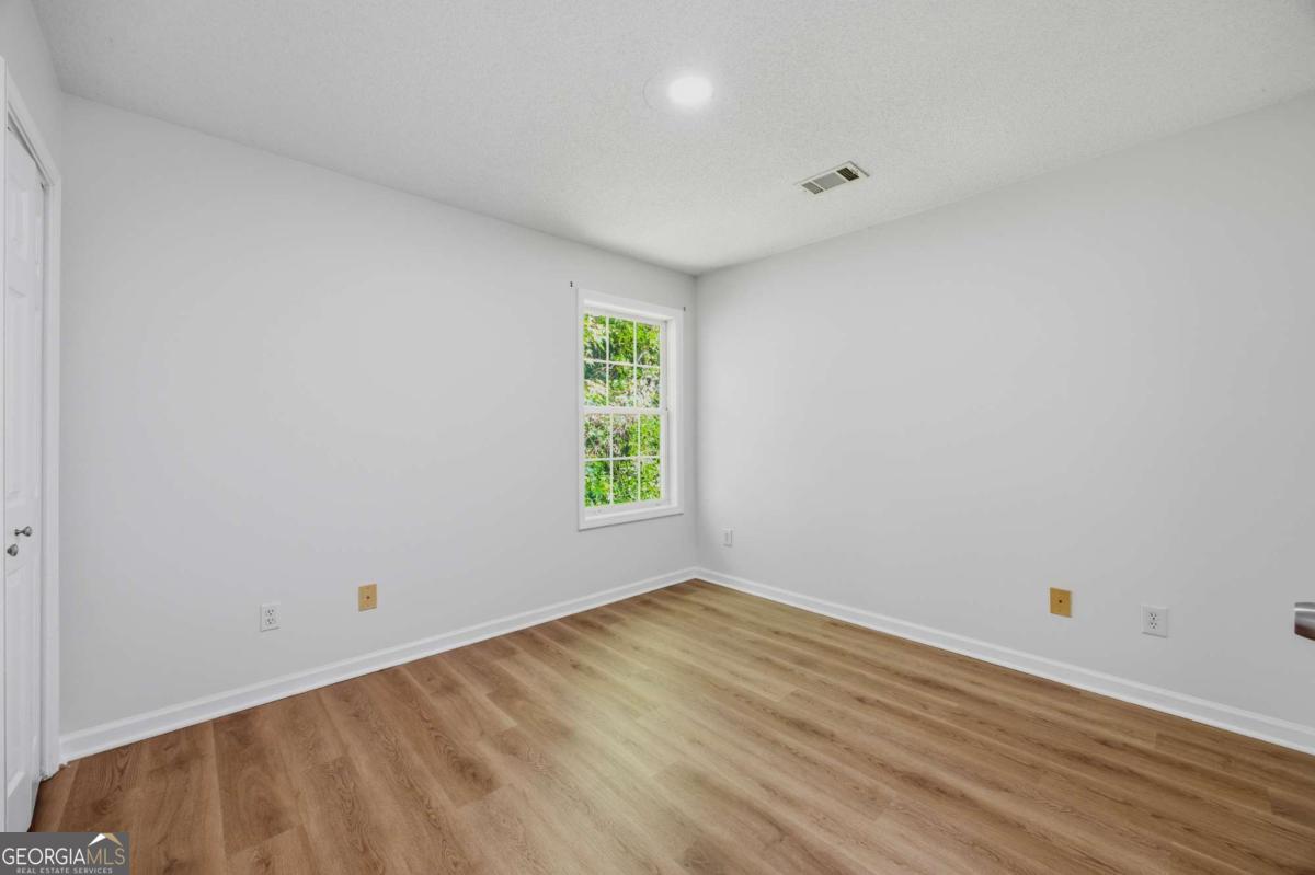 1094 Cliftwood Drive Property Photo 13