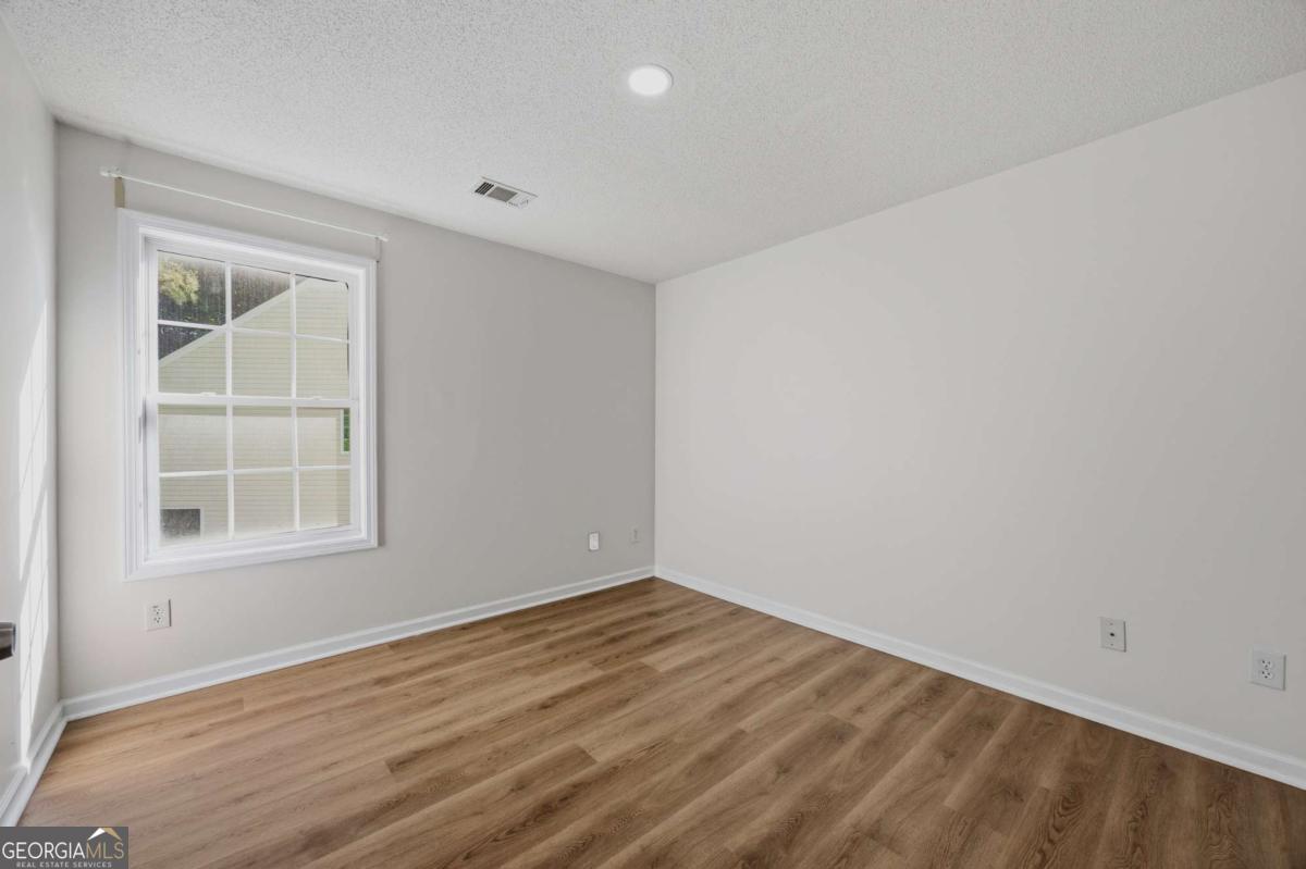 1094 Cliftwood Drive Property Photo 16