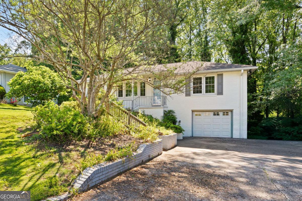 3366 Woodview Drive Se Property Photo 2