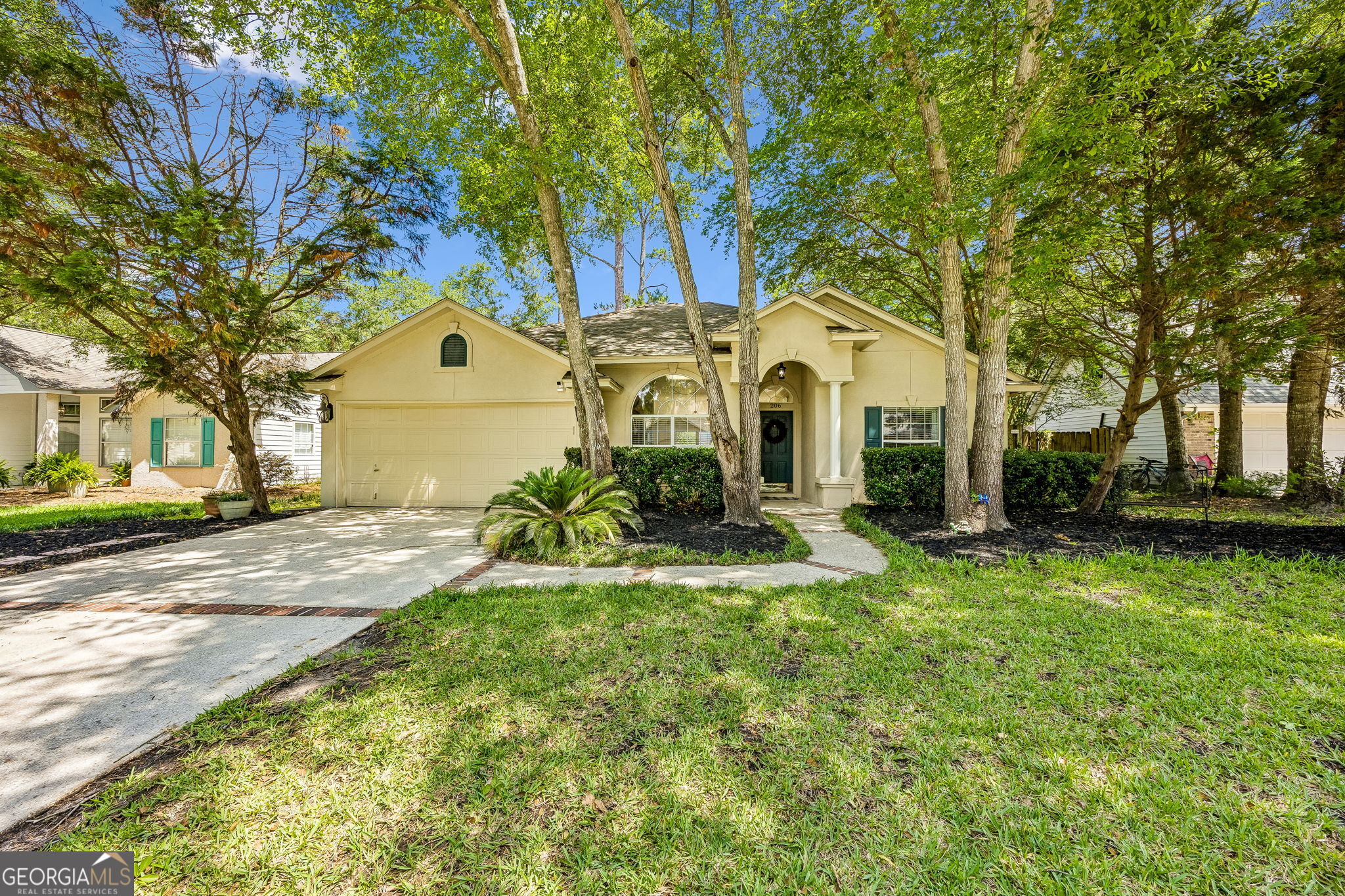 206 Hallowes Drive S Property Photo 1
