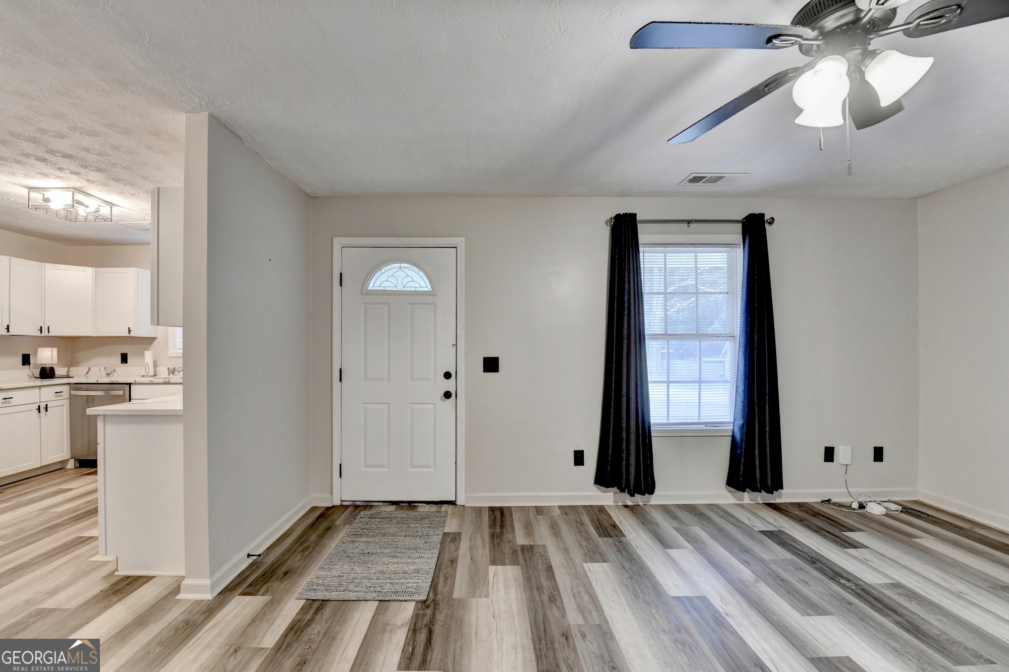 801 Davis Street Property Photo 4
