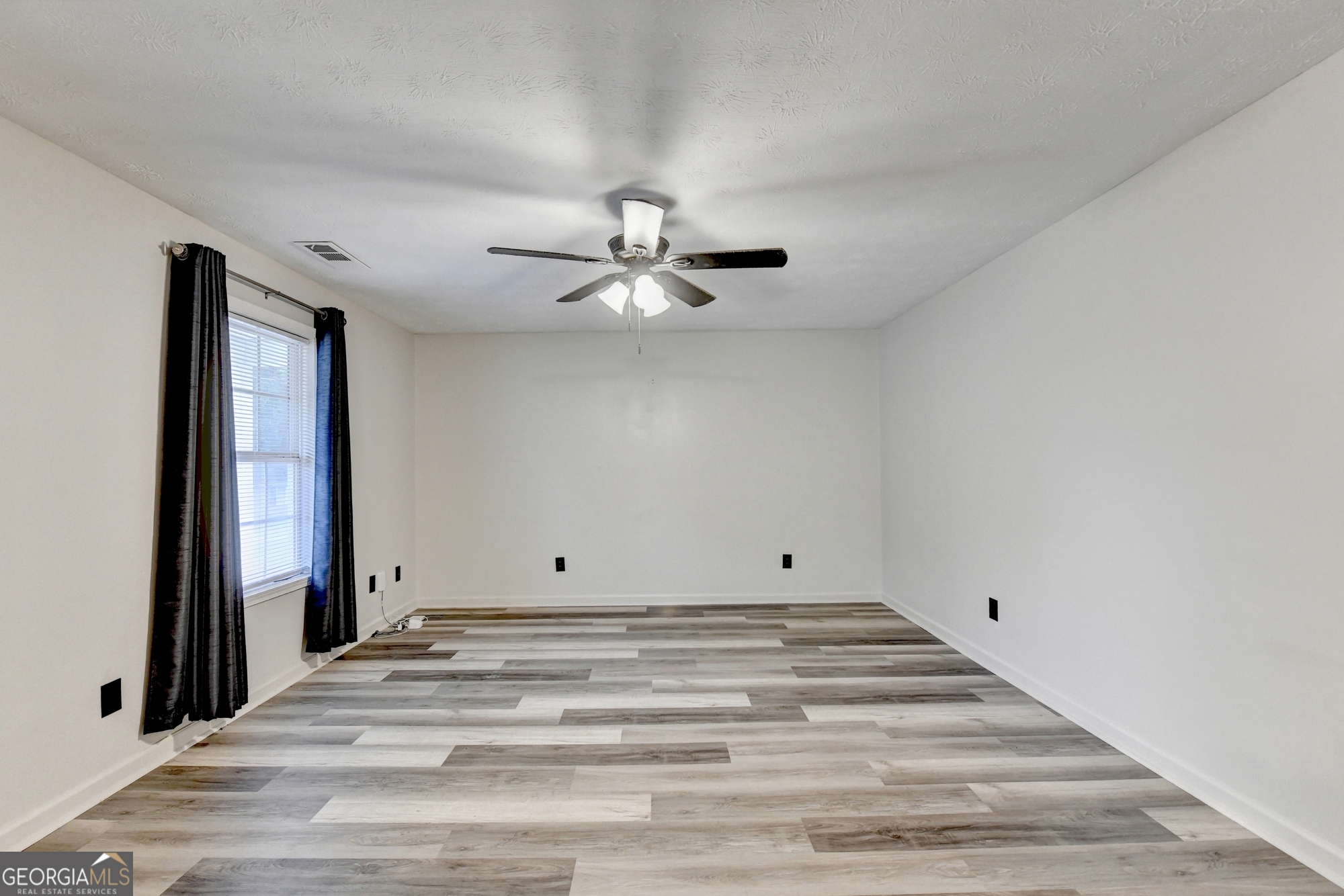 801 Davis Street Property Photo 5