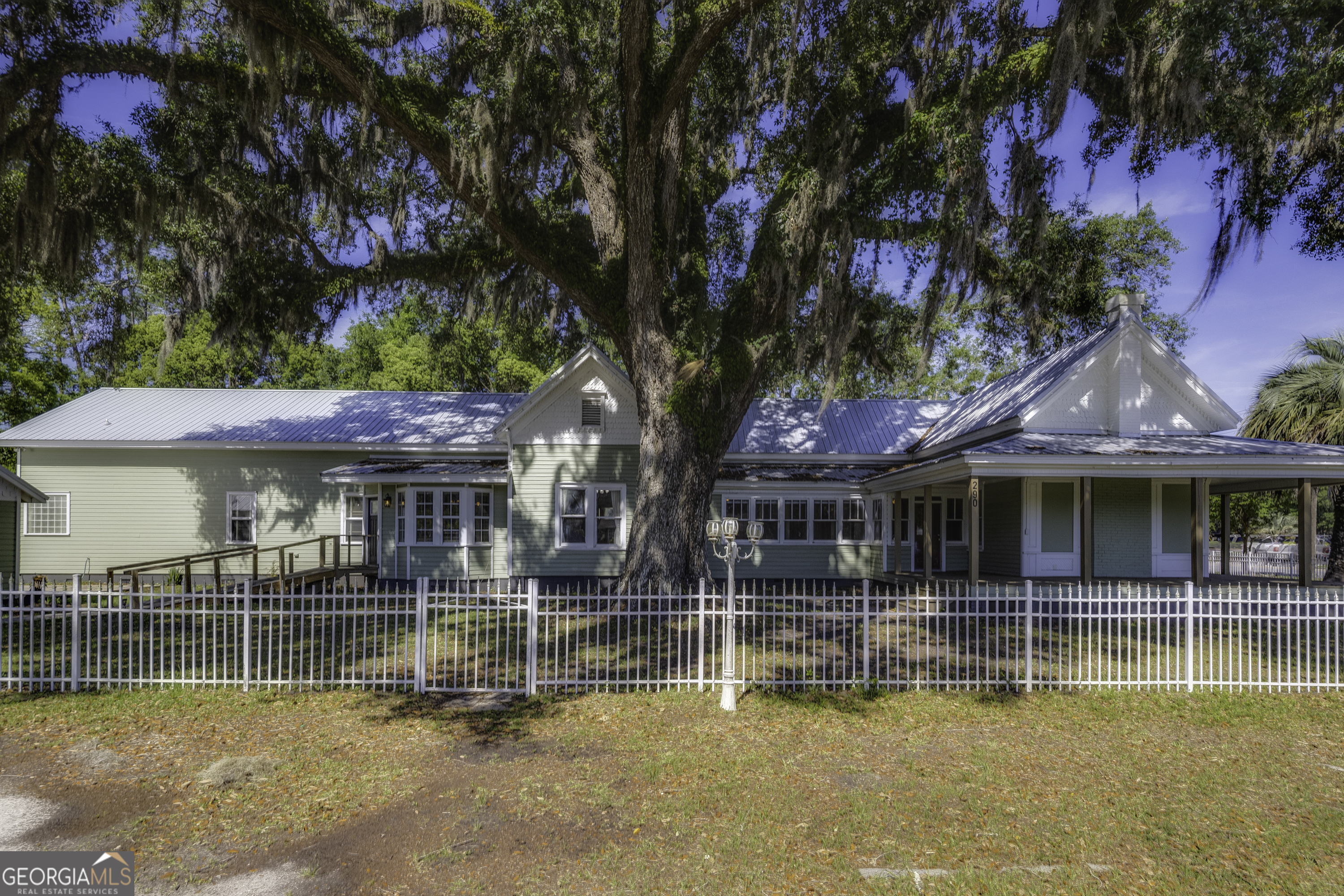 290 E King Avenue Property Photo 1