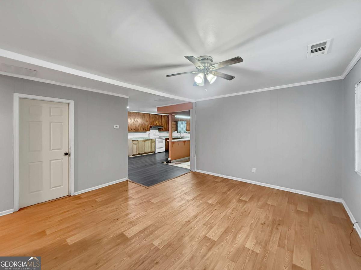 2228 Lee Street Property Photo 3
