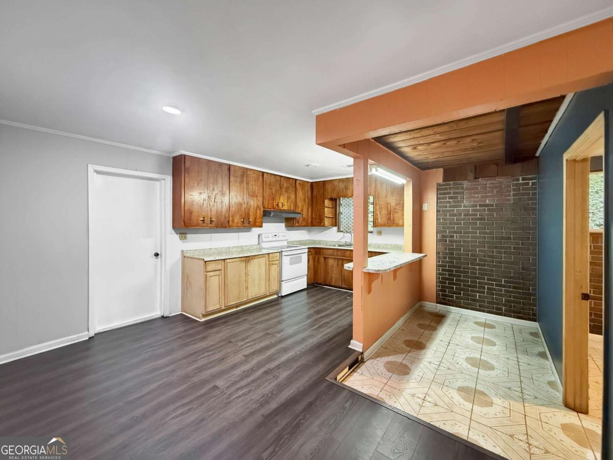 2228 Lee Street Property Photo 5