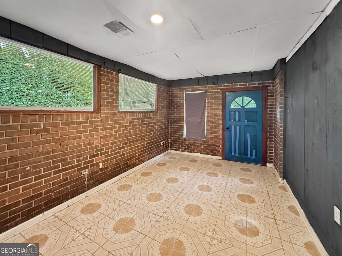 2228 Lee Street Property Photo 6