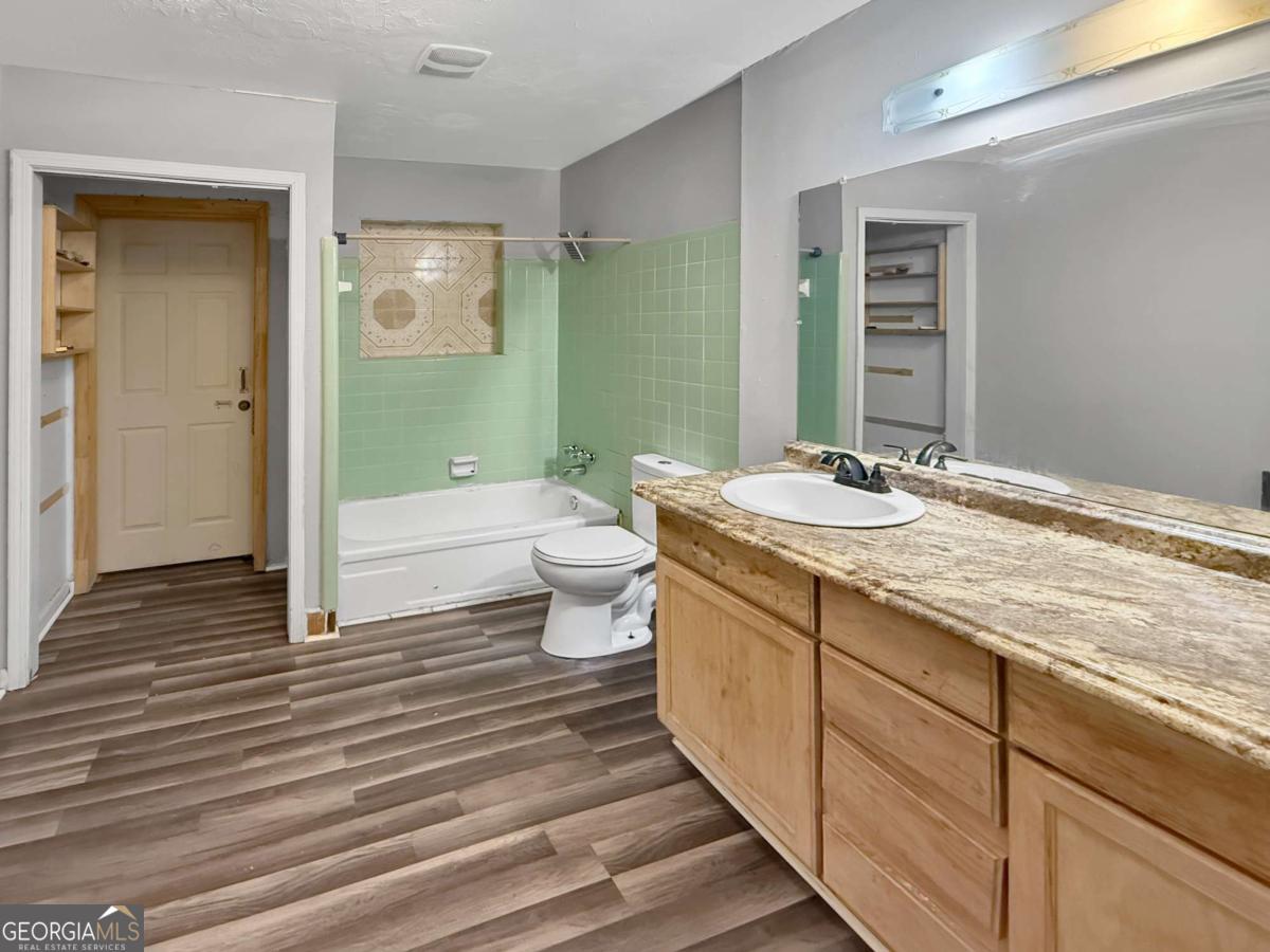 2228 Lee Street Property Photo 7