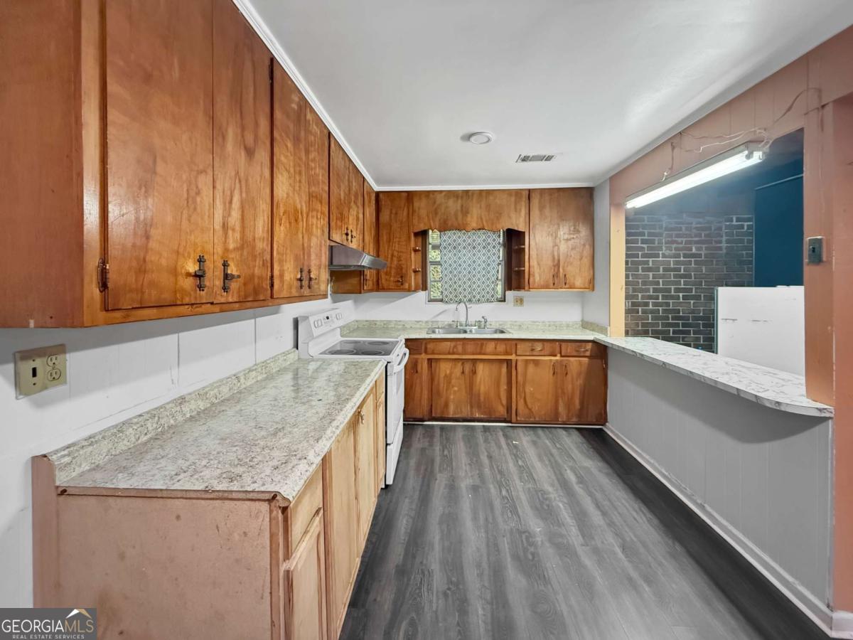 2228 Lee Street Property Photo 10
