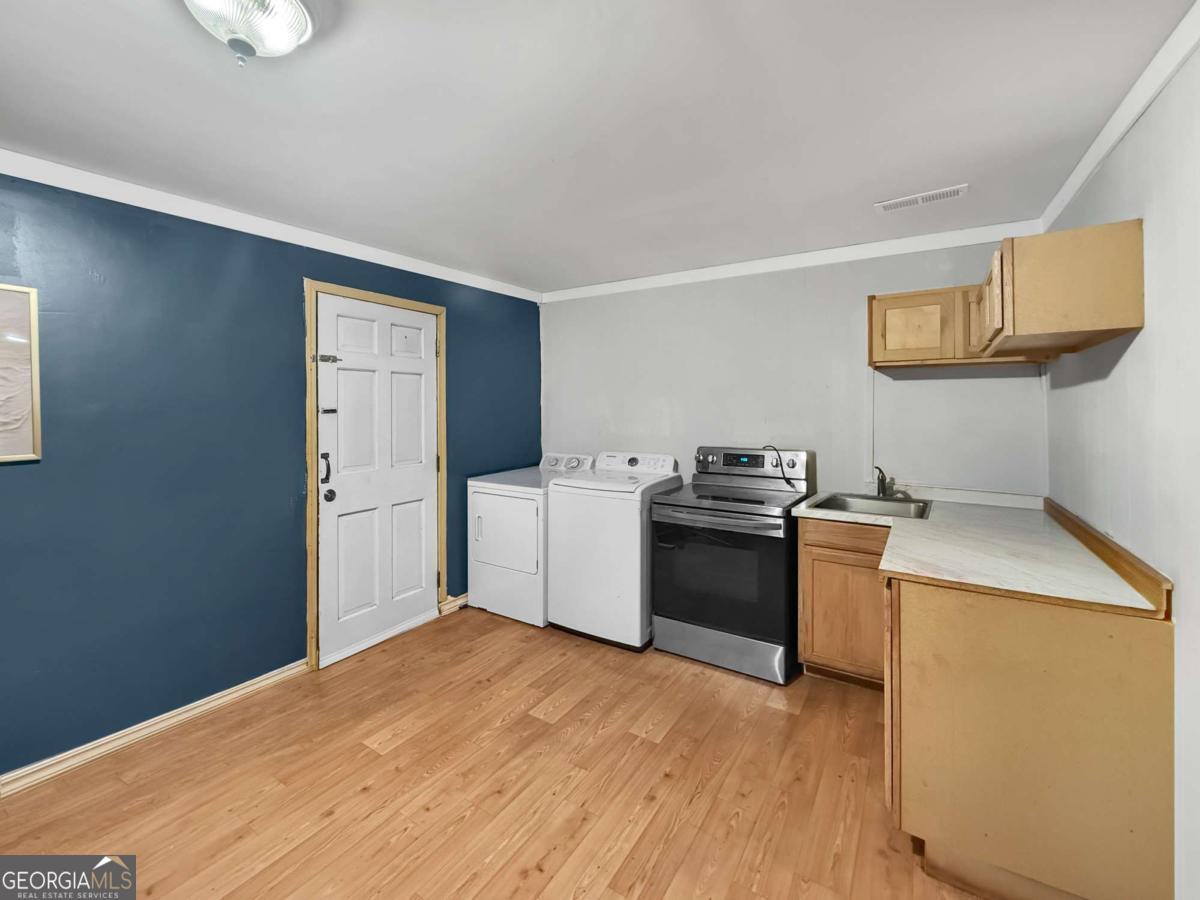 2228 Lee Street Property Photo 14