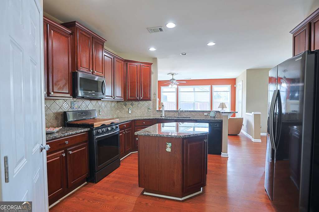 300 Hampton Place Property Photo 13