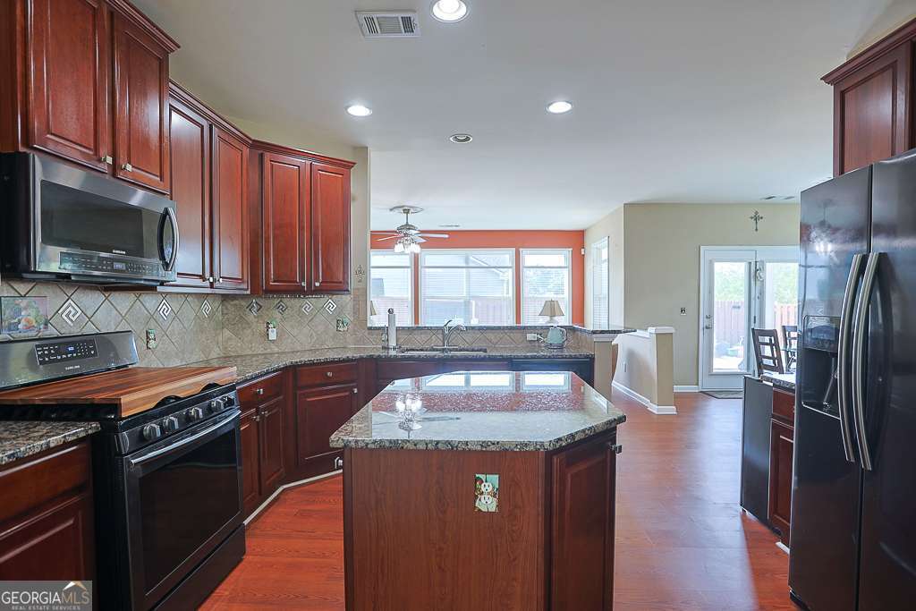 300 Hampton Place Property Photo 14