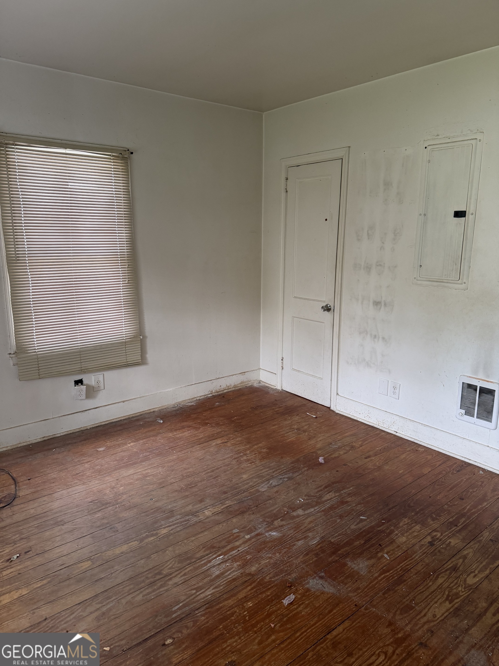 1934 Battle Row Property Photo 4