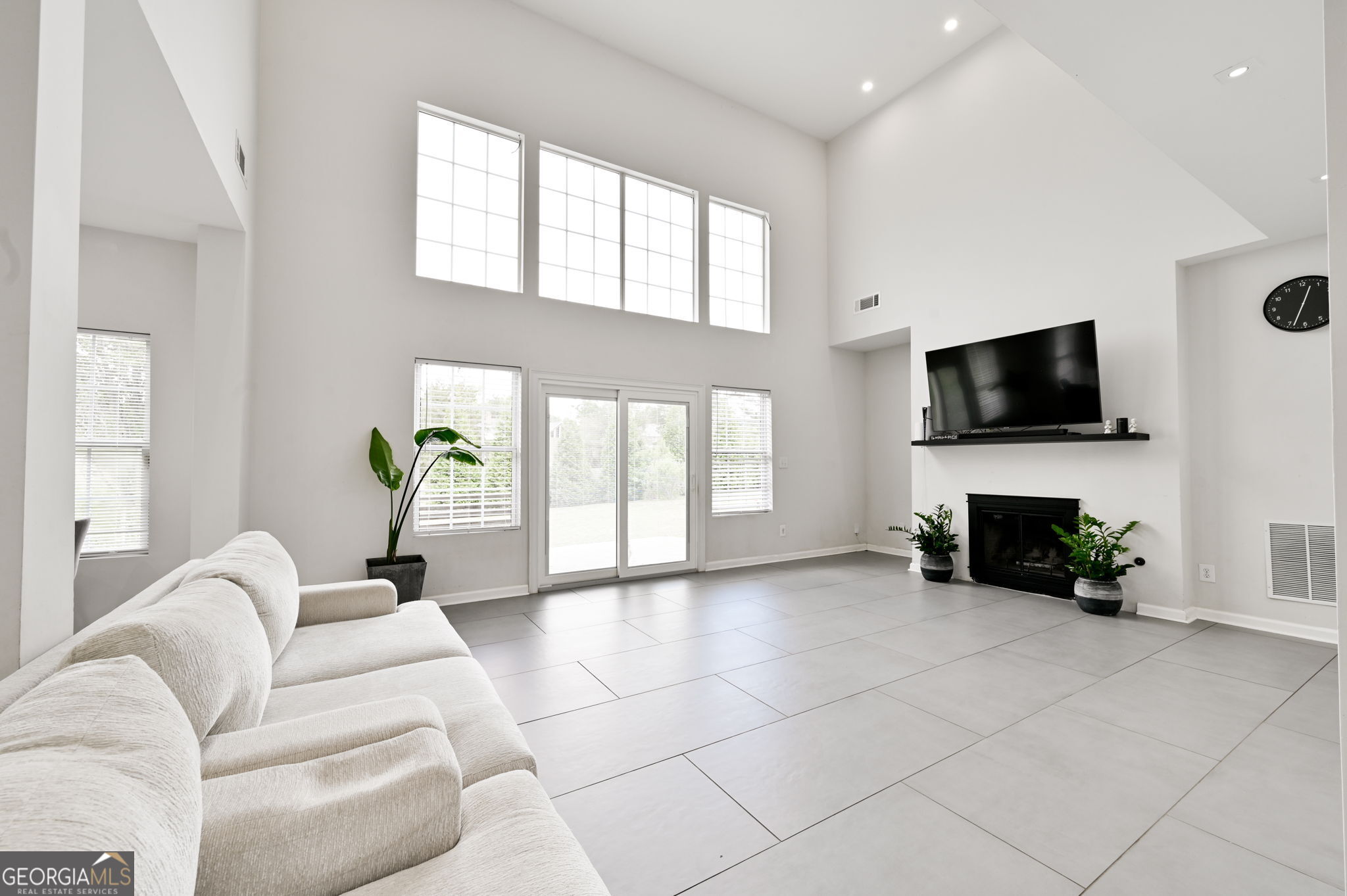 3219 Lindas Circle Se Property Photo 3