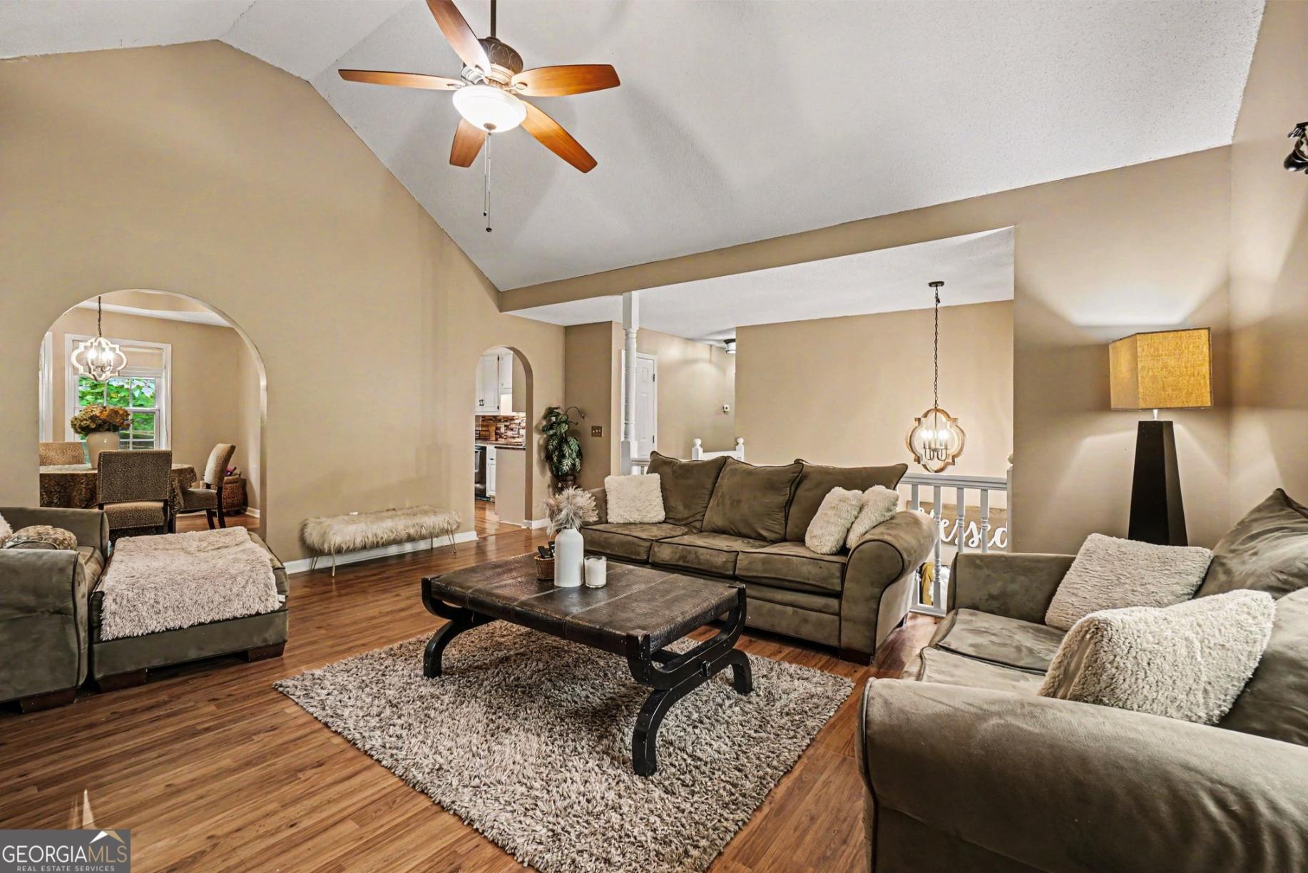 306 Queensbury Walk Property Photo 7