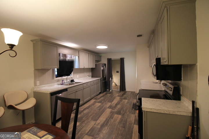 114 W 8th Street Property Photo 6