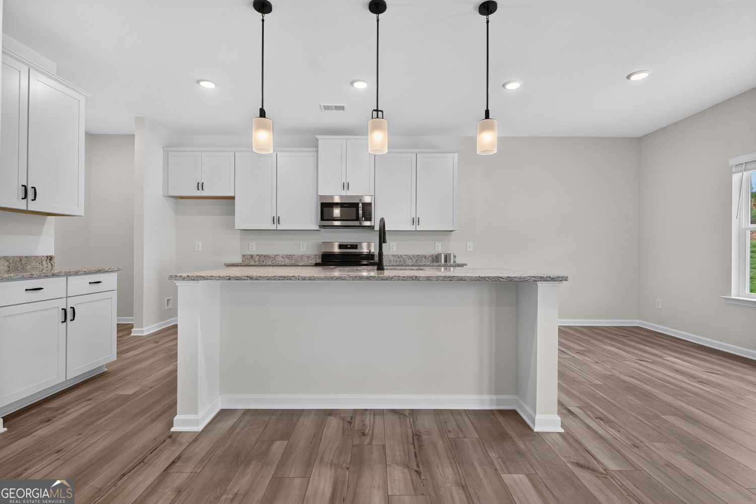 106 Shire Loop Property Photo 4