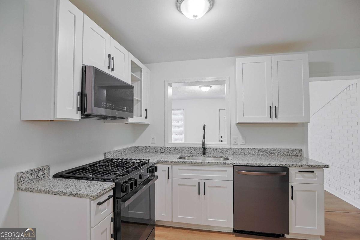 252 Whitworth Drive Sw Property Photo 4