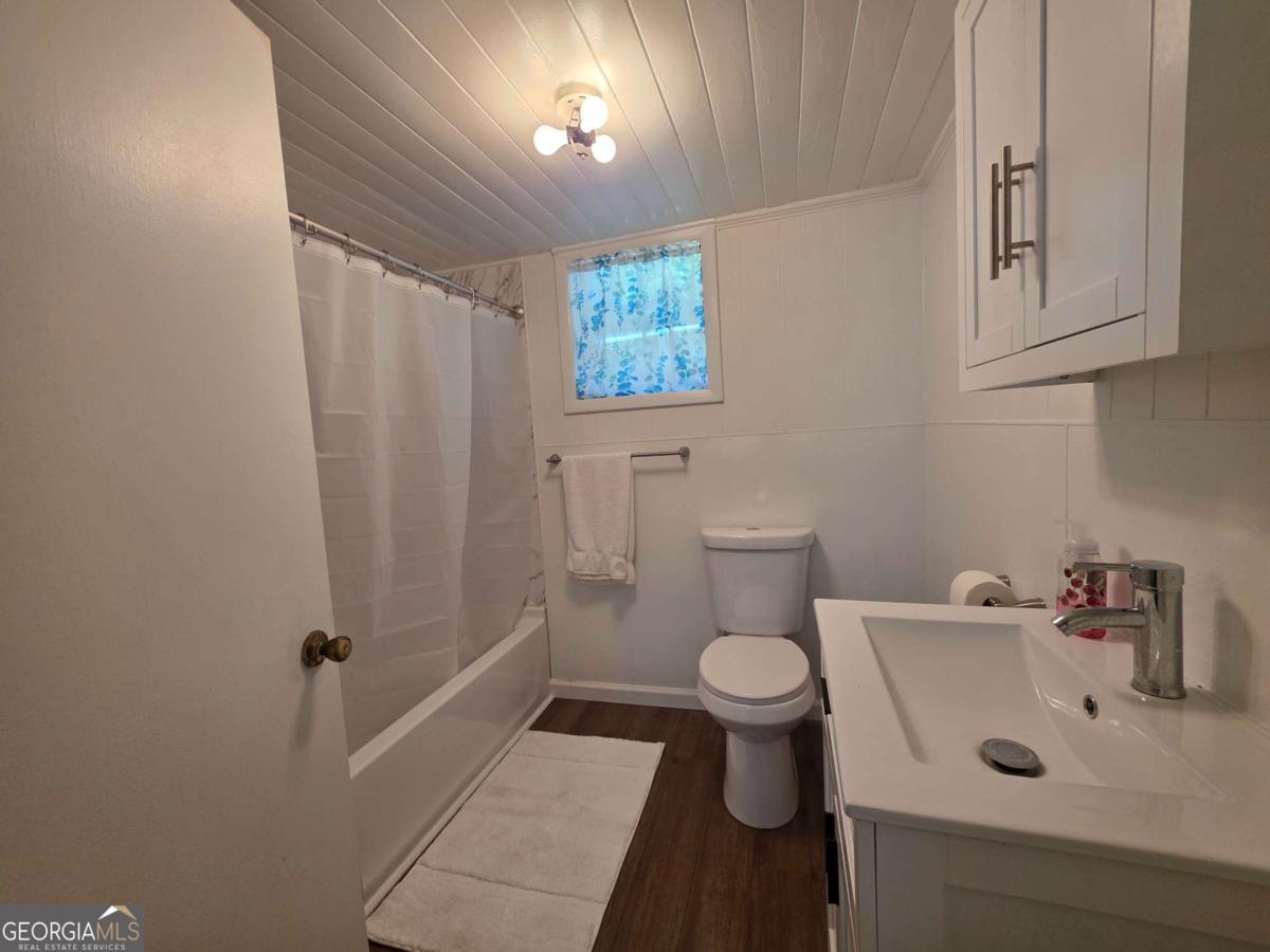 110 W Broad Property Photo 14