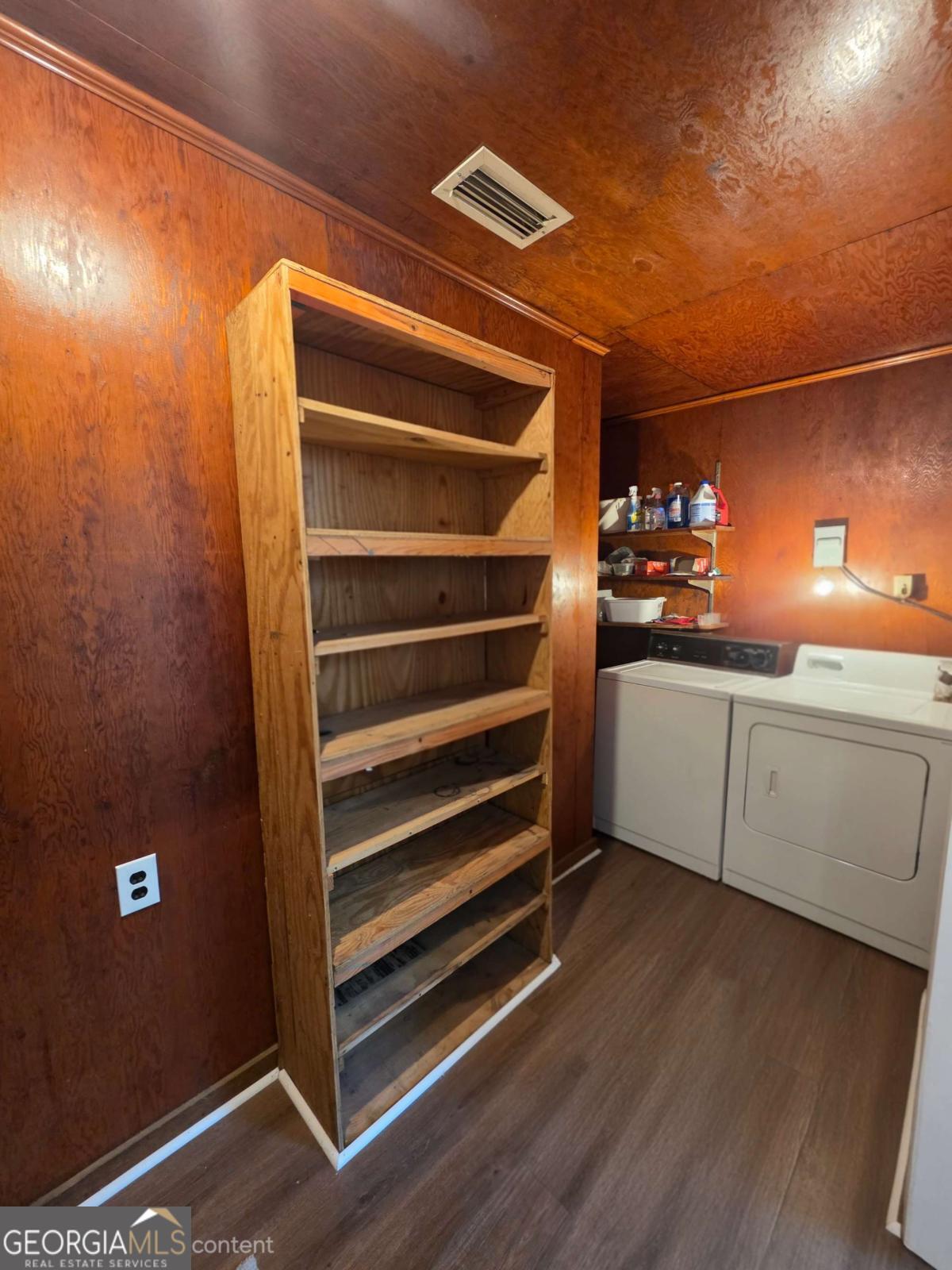 110 W Broad Property Photo 15