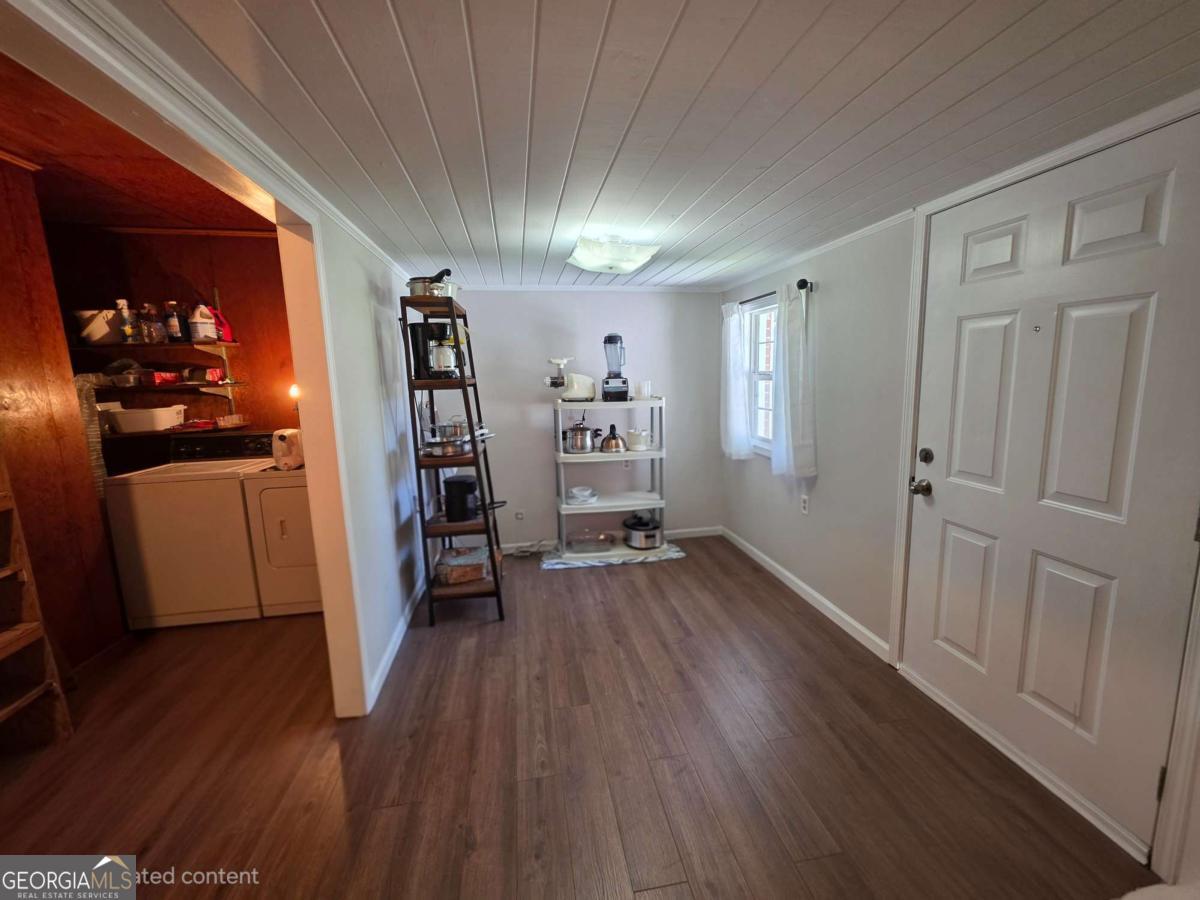 110 W Broad Property Photo 16