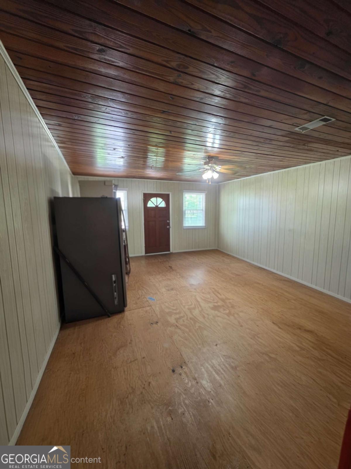 110 W Broad Property Photo 17