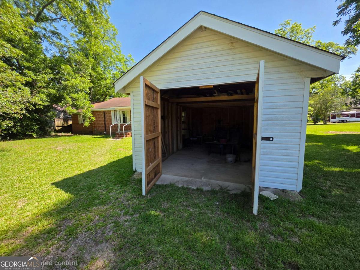 110 W Broad Property Photo 19