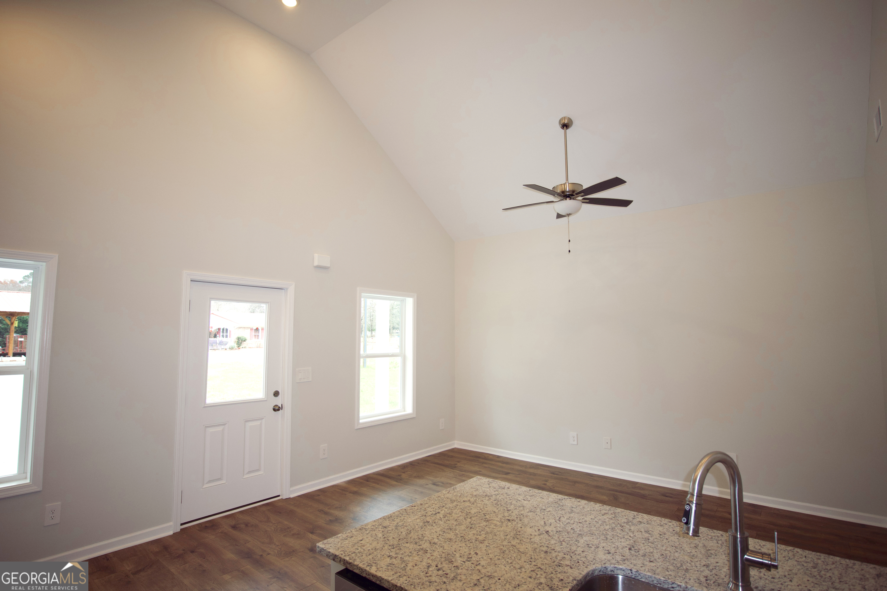 14 Lake Shore Loop Property Photo 9