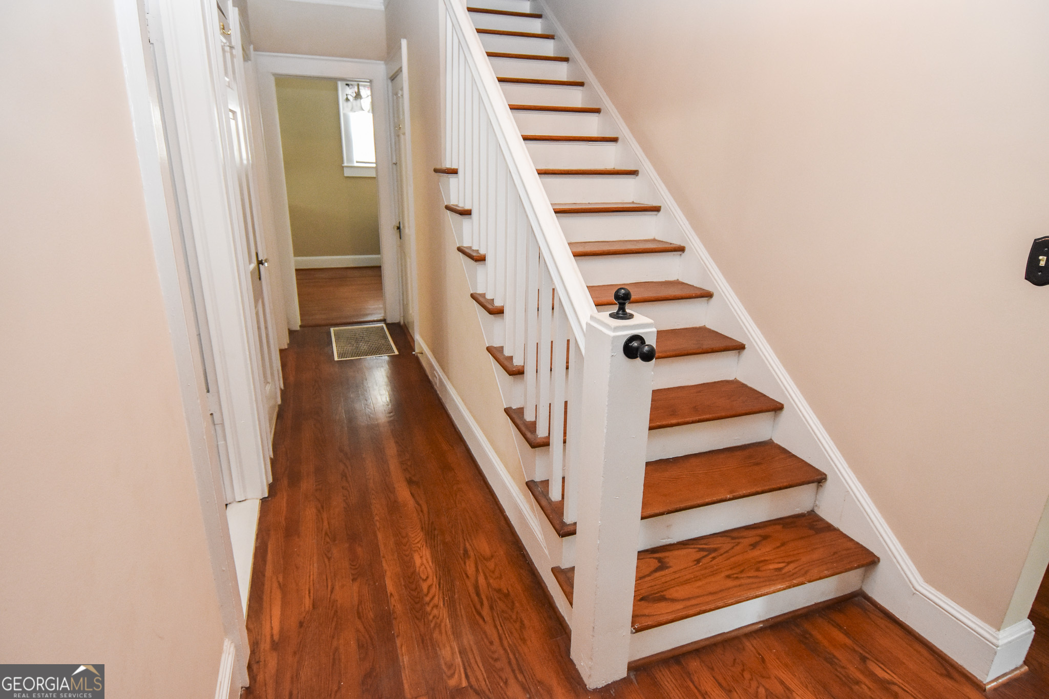 847 E College Street Property Photo 5