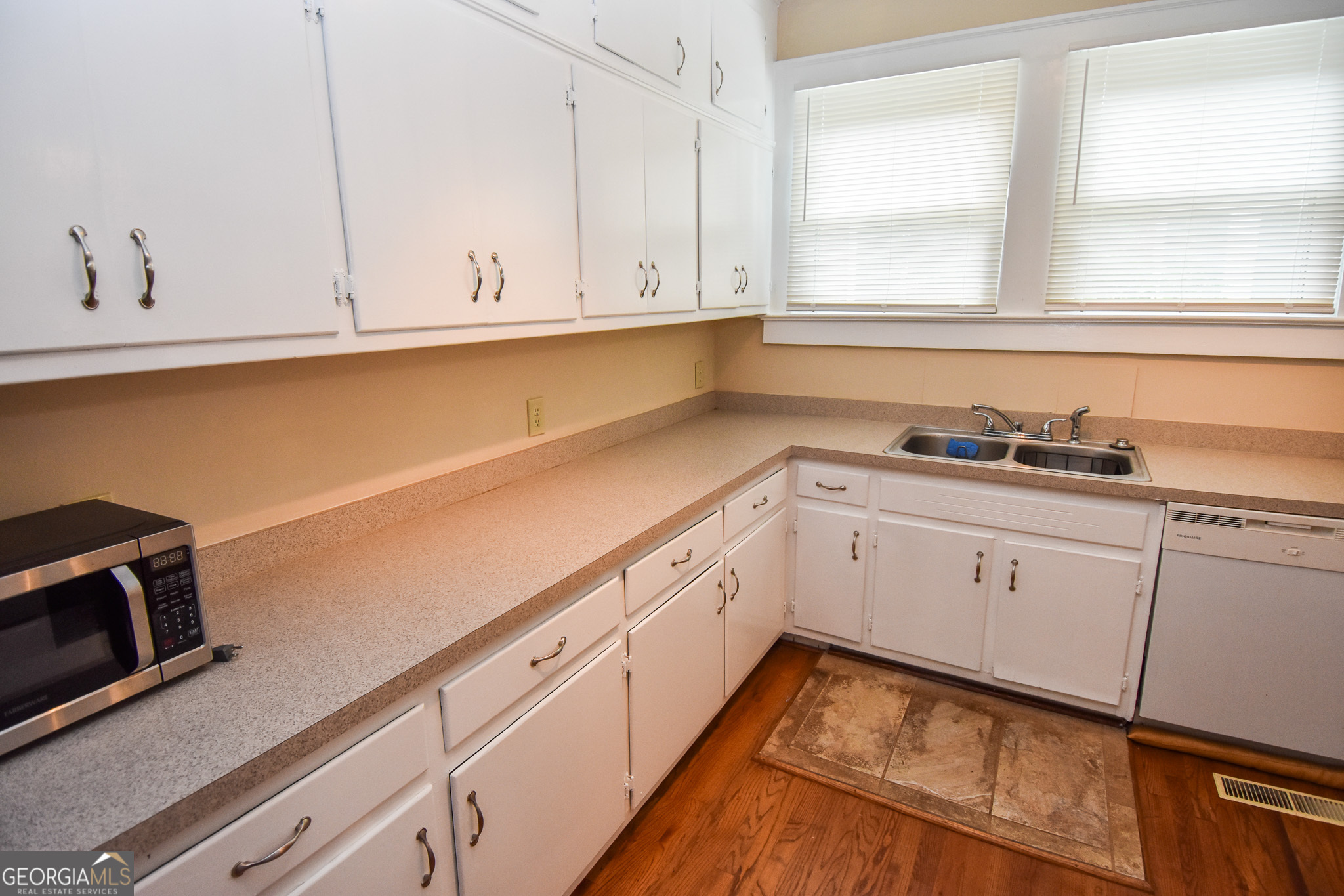 847 E College Street Property Photo 16