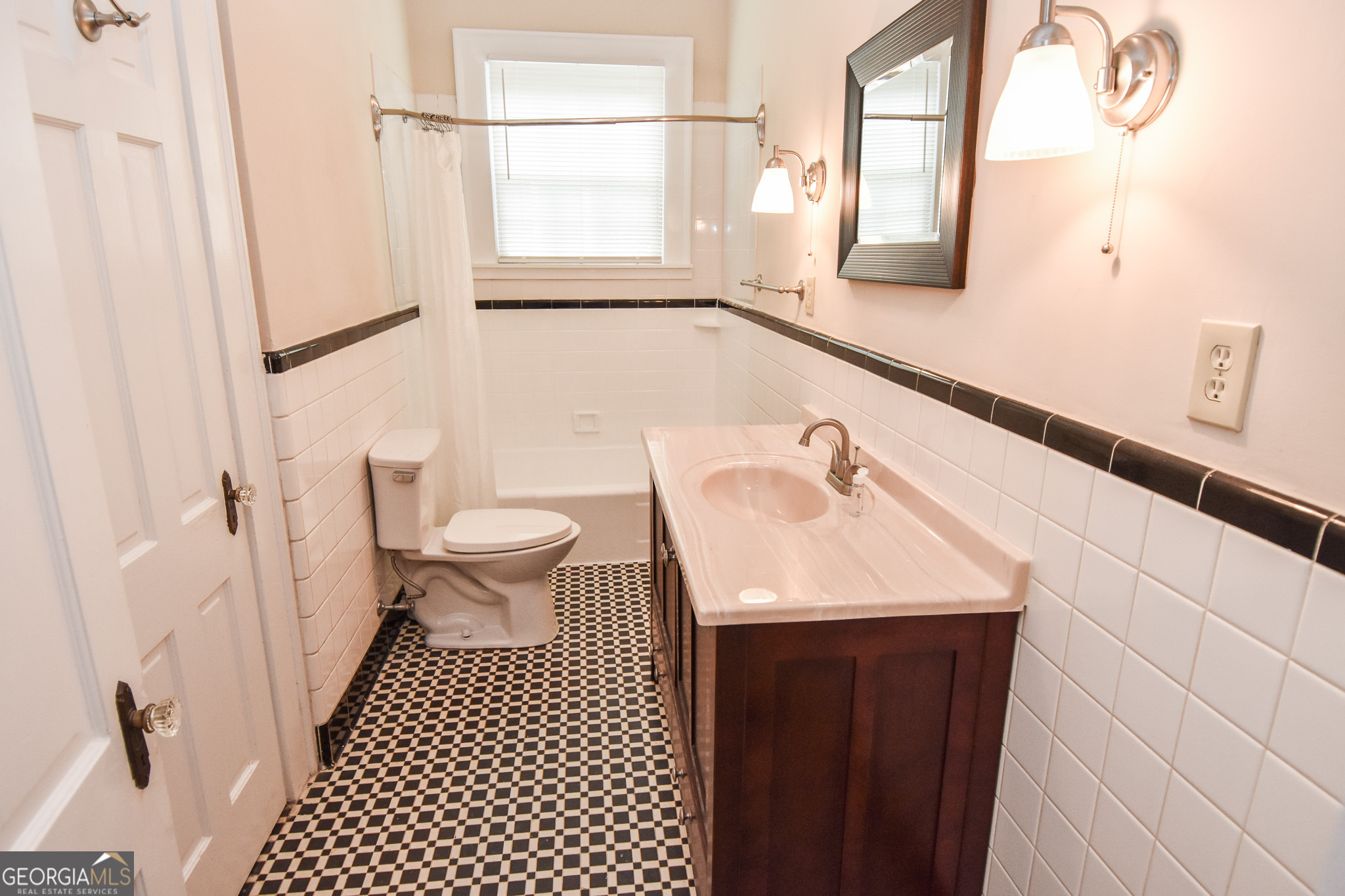 847 E College Street Property Photo 20