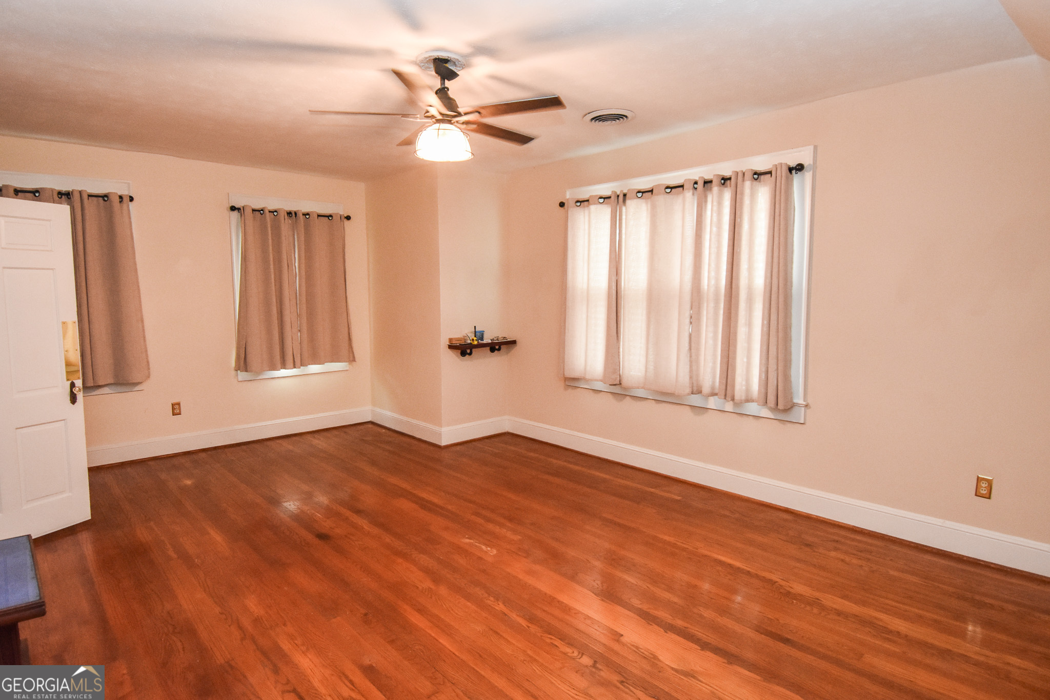 847 E College Street Property Photo 25
