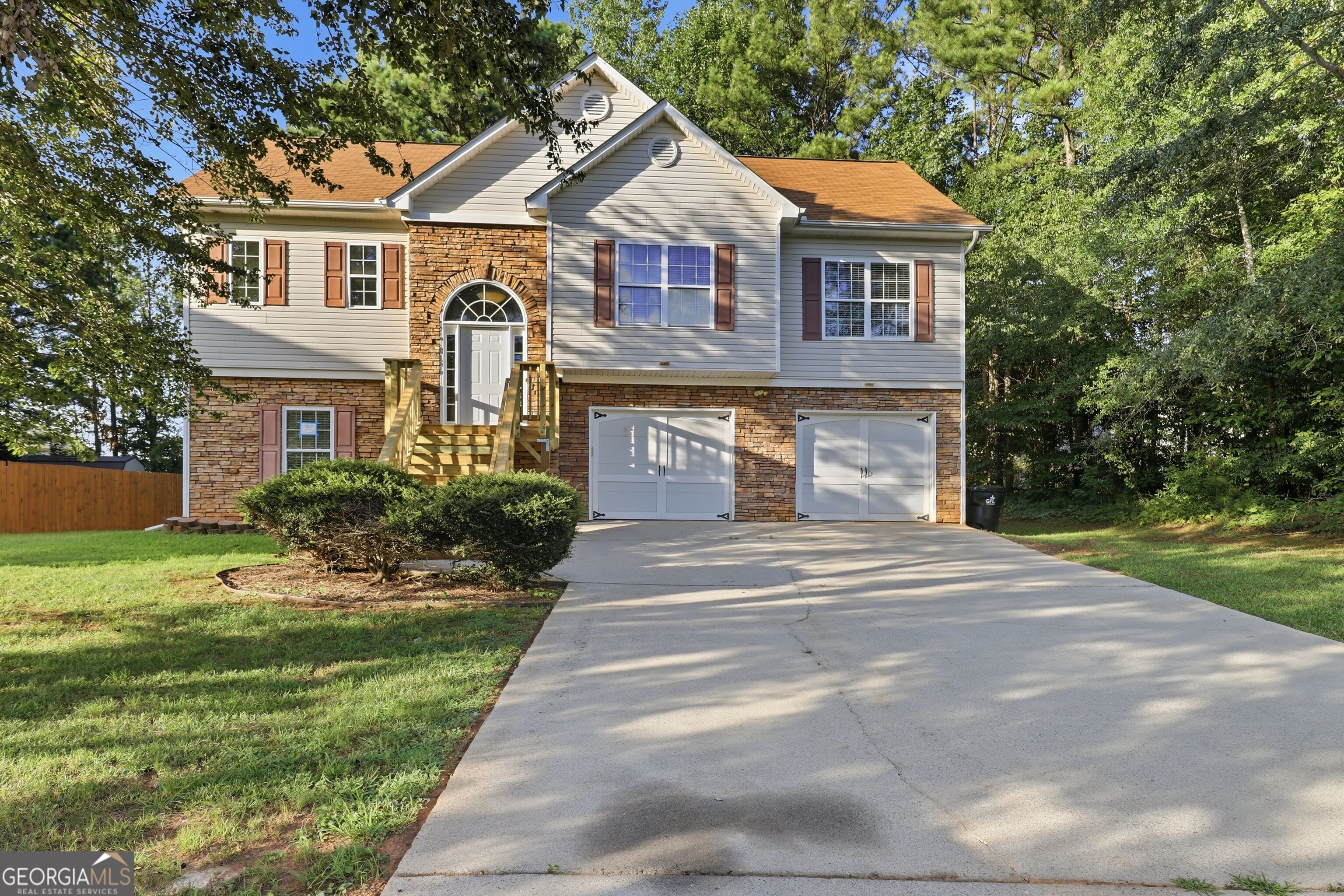 117 E Woodland Manor Property Photo 1