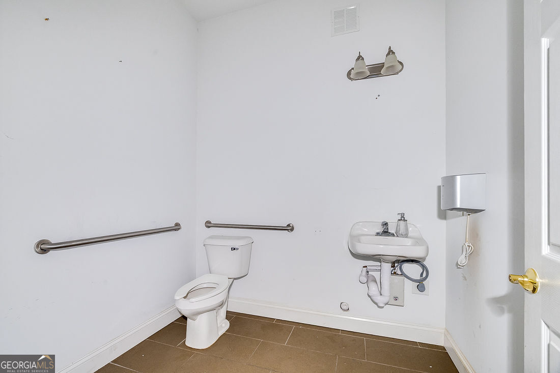 215 E Broad Street Property Photo 8