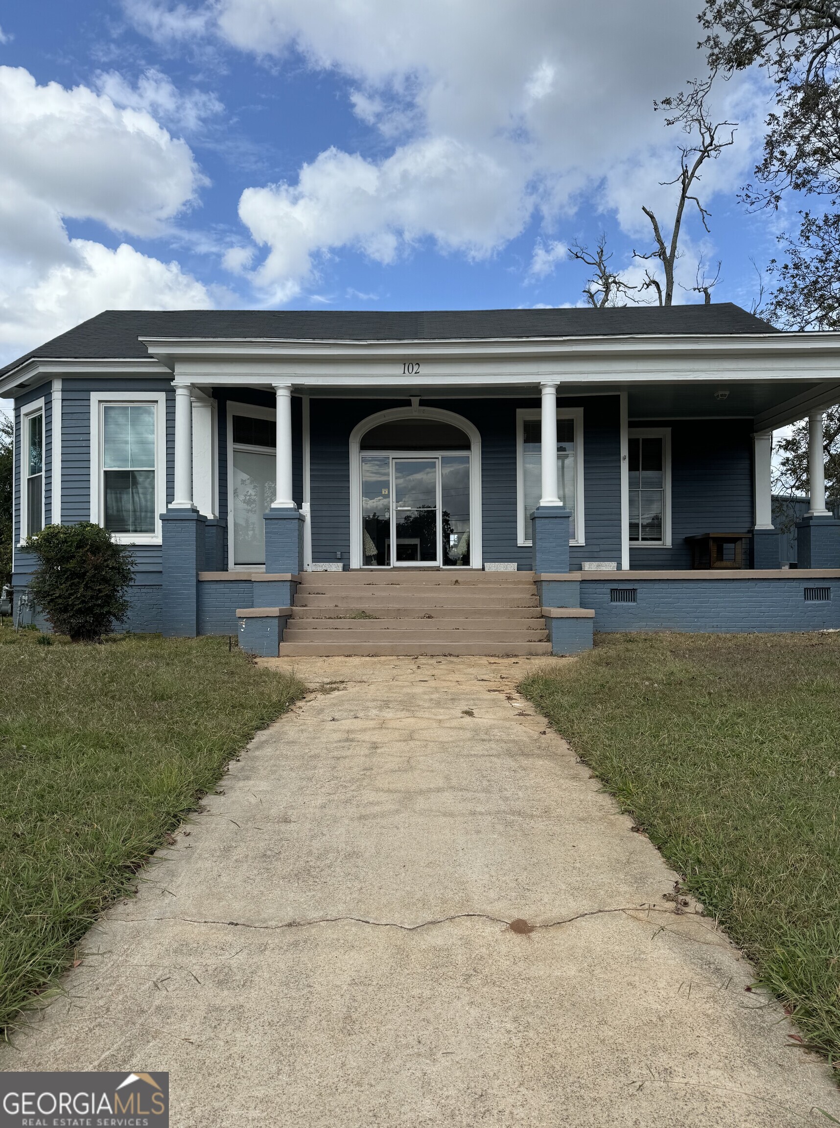 102 E Johnston Street Property Photo 1
