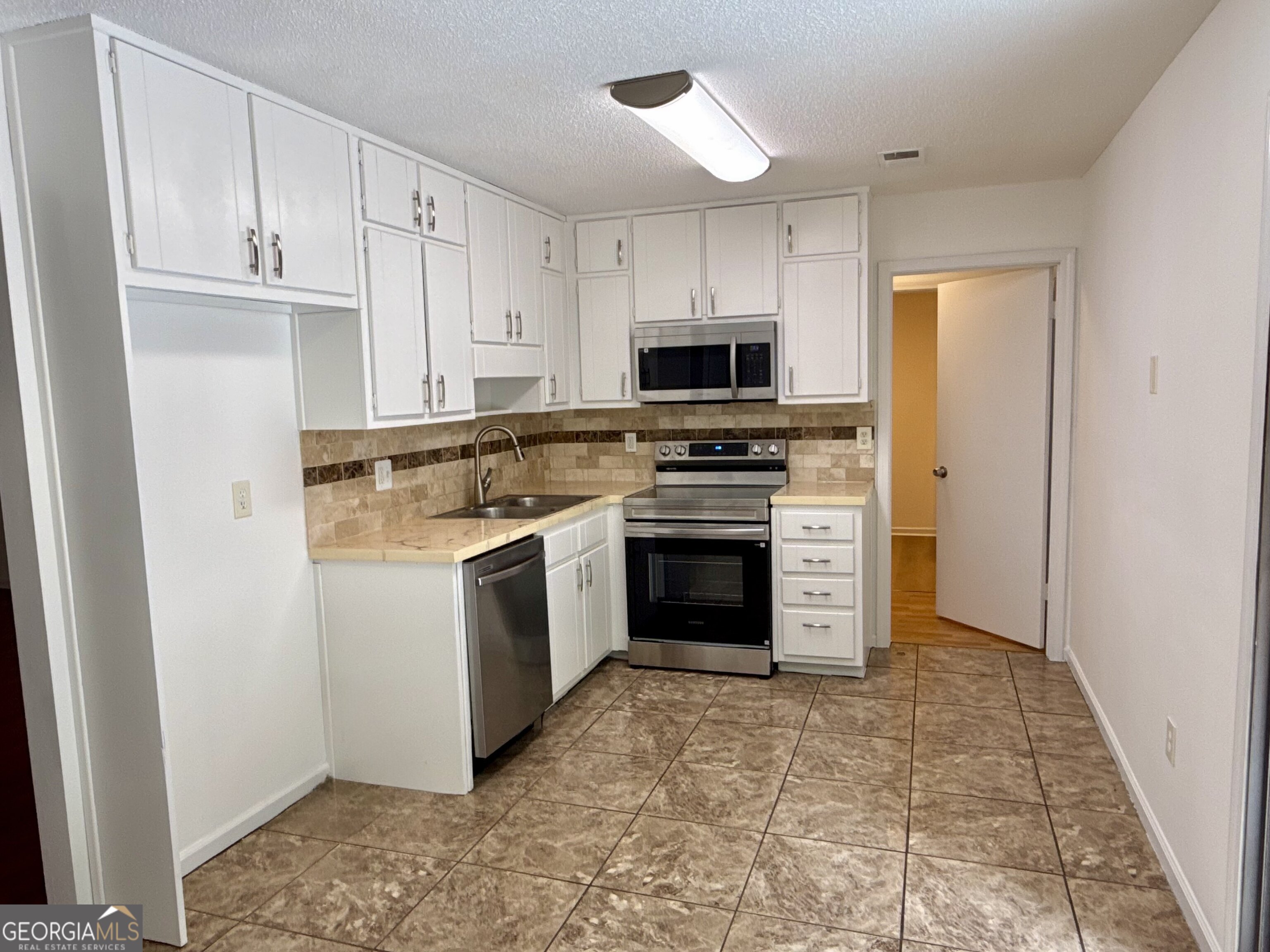 108 Hilltop Circle Property Photo 3