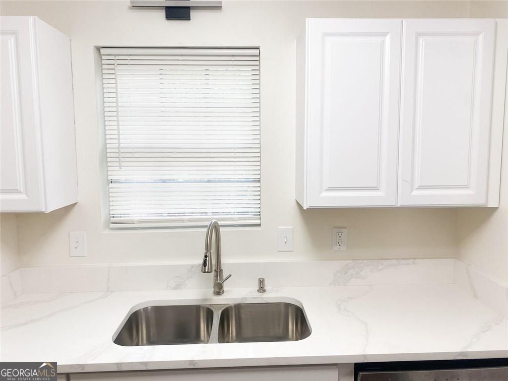7010 Oakhill Circle Property Photo 4