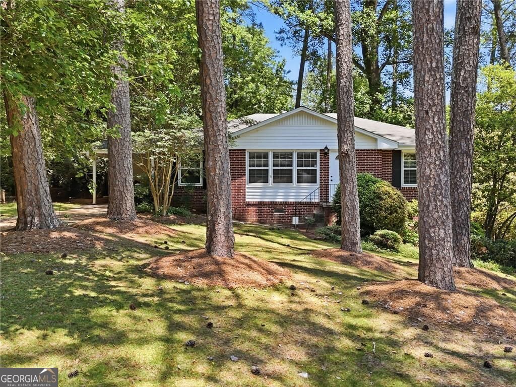 1111 N Valley Drive Property Photo 2