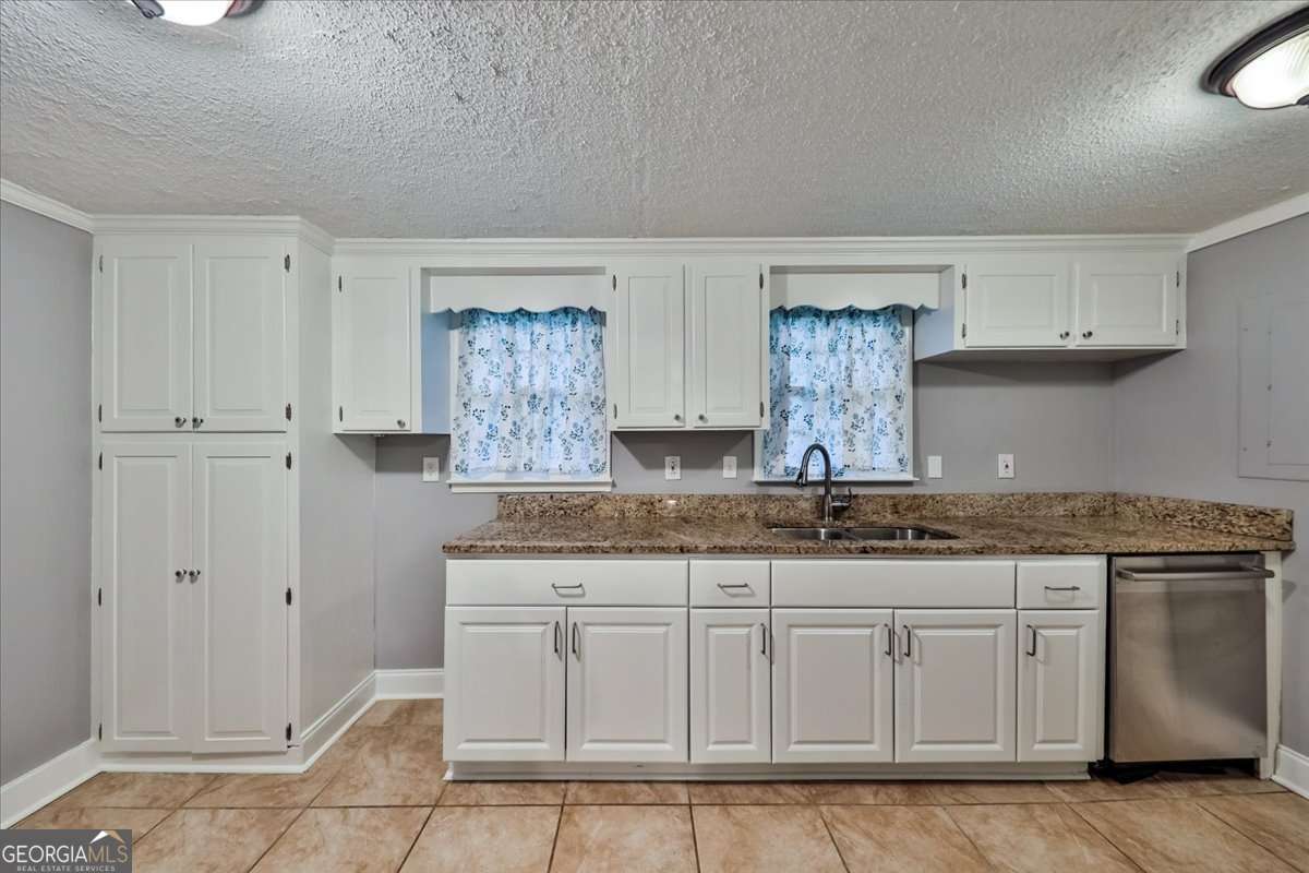 6320 Temple Street Property Photo 8