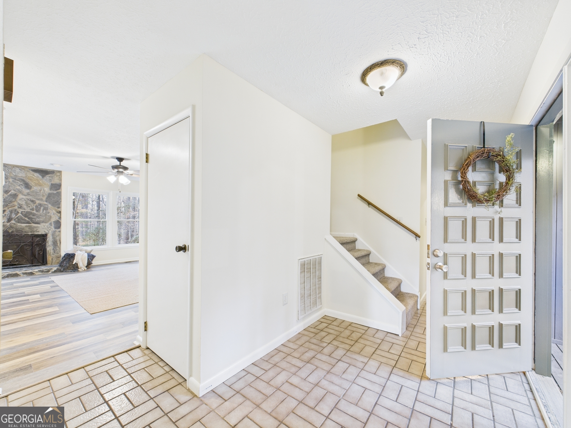 202 Hilltop Circle Property Photo 4