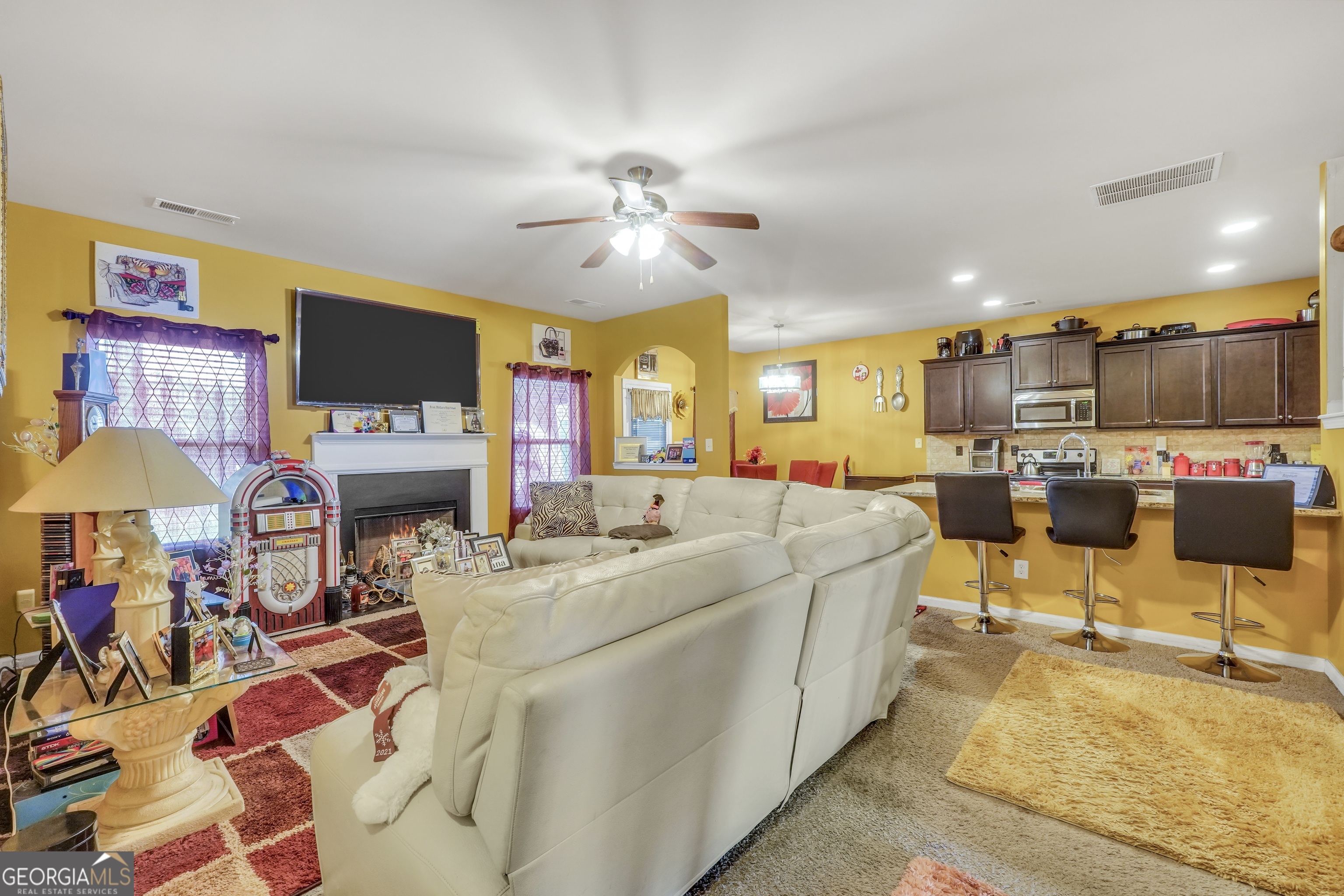 942 Amelia Drive Property Photo 3