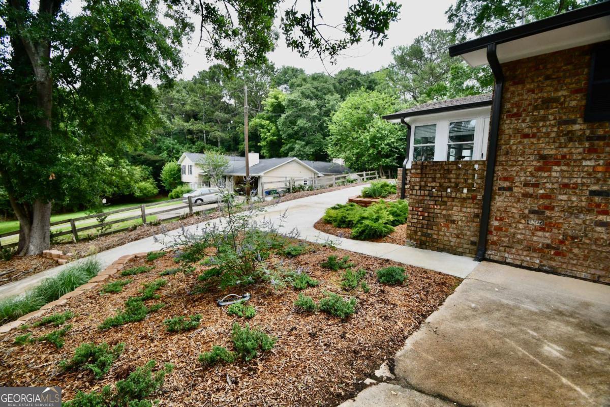 280 Valleybrook Drive Property Photo 5
