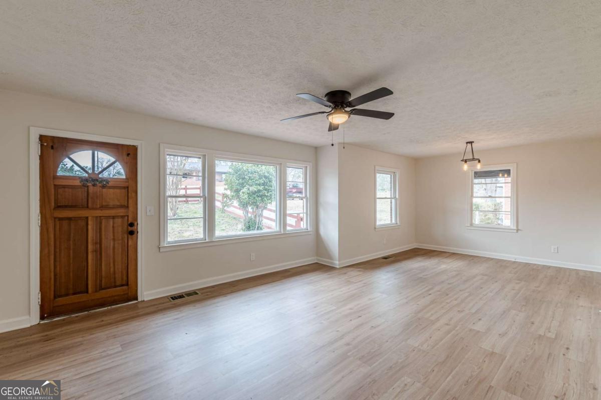 4624 College Street Property Photo 2