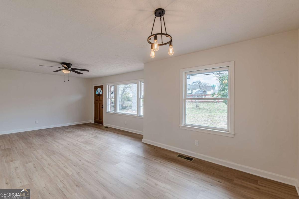 4624 College Street Property Photo 5