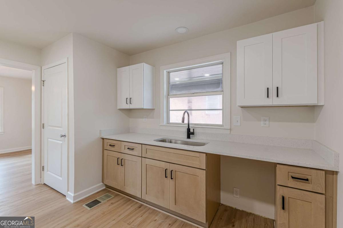 4624 College Street Property Photo 7